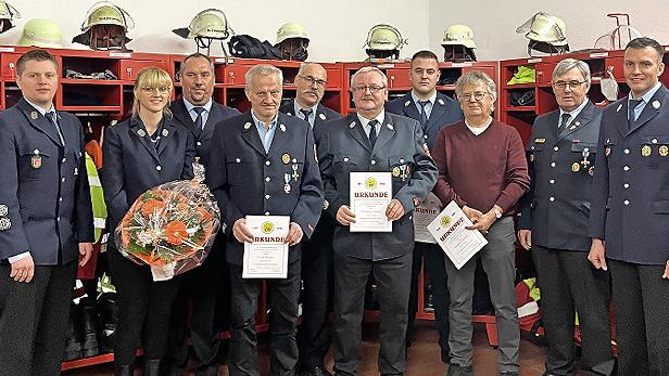 Ehrungen und Verabschiedungen gab es bei der Jahreshauptversammlung der Freiwilligen Feuerwehr Zeitlofs: (von links) Kommandant Matthias Hauke, ehemalige stellvertretende Schriftführerin Laura Baier, stellvertretender Kommandant Torsten Hereth, Ha...