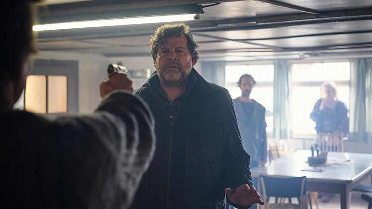 Die "Gäste" benehmen sich immer schlechter: Luke (Karsten Antonio Mielke, links) bedroht Friedemann Berg (Hans-Jochen Wagner, zweiter von links) mit der Waffe. Reinhard (Felician Hohnloser) und Mika (Mareike Beykirch) halten sich mit einer Reaktion zurück.