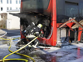 Motorraum von Reisebus im Vollbrand: Feuerwehr verhindert komplettes Ausbrennen