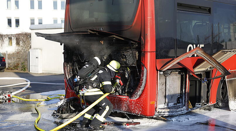 Motorraum von Reisebus im Vollbrand: Feuerwehr verhindert komplettes Ausbrennen