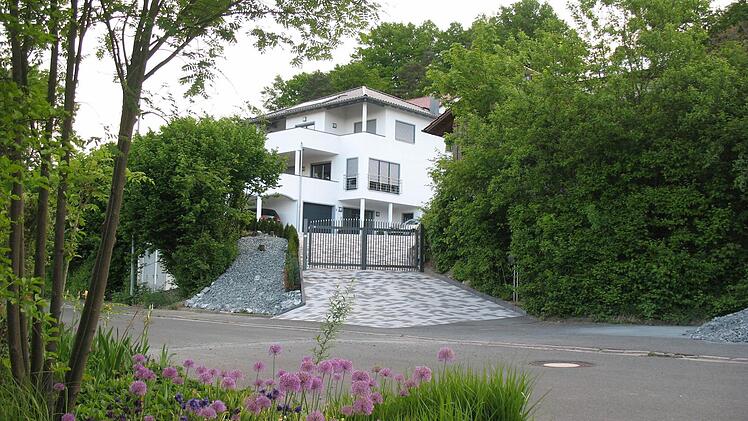 Blick aus der Haustür von Hermann Ehreiser in der Heinrich-Taubenreuther-Straße: So sah es im Sommer aus ...  (Foto: privat)