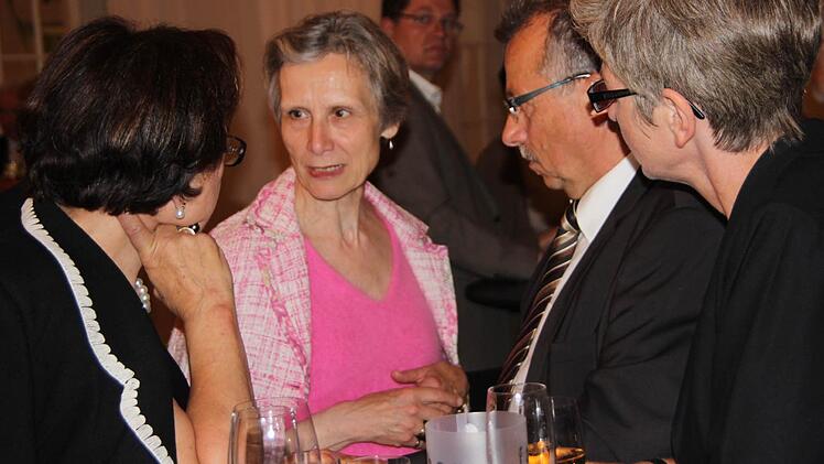Adelheid zimemrmann imt Gespräch u.a. mit Karin Renner und stellv. Landrat Emil Müller.