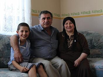 Anes ist das jüngste von acht Kindern. Zusammen mit Vater Bahaaldin Qassem und Mutter Masrura Mansur und fünf Geschwistern lebt der Bub seit vielen Jahren in einer Wohnung der Gemeinschaftsunterkünfte Zeil. Ihr Heimatland Syrien ist weit weg. 2000 sind sie geflüchtet. Fotos: kk
