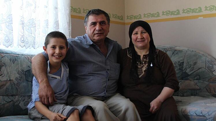 Anes ist das jüngste von acht Kindern. Zusammen mit Vater Bahaaldin Qassem und Mutter Masrura Mansur und fünf Geschwistern lebt der Bub seit vielen Jahren in einer Wohnung der Gemeinschaftsunterkünfte Zeil. Ihr Heimatland Syrien ist weit weg. 2000 sind sie geflüchtet. Fotos: kk