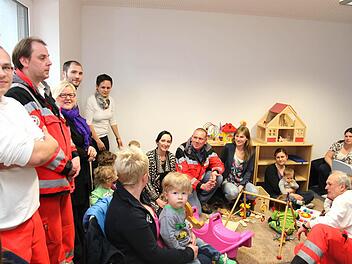 Ins neue BRK-Haus in Ebern kommt sprichwörtlich Bewegung: Mit der Gründung eines Baby- und Kleinkindtreffs wurde die Außenstelle Ebern des Mehrgenerationenhauses Haßfurt eröffnet.  Fotos: Michael Will