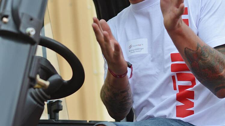 Geschicklichkeit ist beim Stapler-Cup in Nürnberg gefragt. Frankens Gabelstaplerfahrer haben sich am Wochenende zum Wettkampf getroffen. Foto: Nikolas Pelke