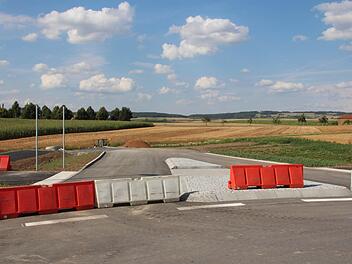 Auf städtischem Gebiet wurde 2012 ein Teilstück der neuen Staatsstraße 2205 freigegeben (Archivfoto). Der Weiterbau soll bald möglich sein - da stören neue Trassenüberlegungen. Foto: Simone Bastian