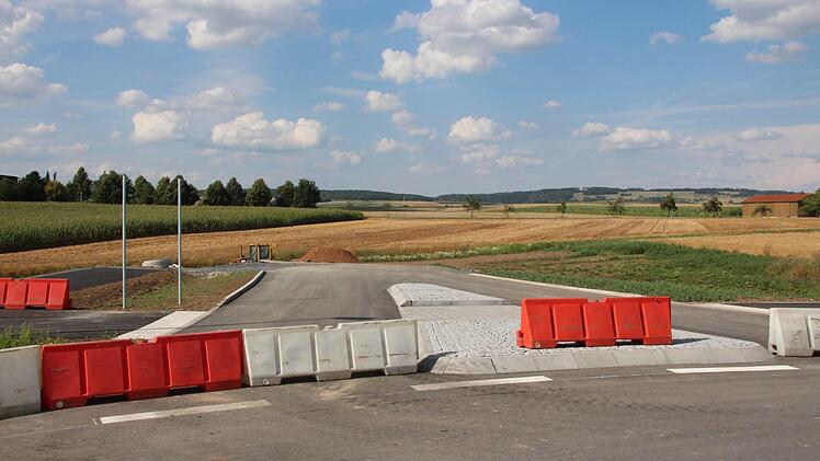 Auf städtischem Gebiet wurde 2012 ein Teilstück der neuen Staatsstraße 2205 freigegeben (Archivfoto). Der Weiterbau soll bald möglich sein - da stören neue Trassenüberlegungen. Foto: Simone Bastian