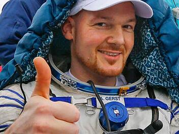 Nach seiner Landung hebt Alexander Gerst den Daumen. Am Samstag wird er im Audimax in Erlangen von seinen Erlebnissen im All berichten.