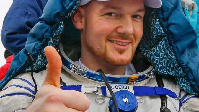 Nach seiner Landung hebt Alexander Gerst den Daumen. Am Samstag wird er im Audimax in Erlangen von seinen Erlebnissen im All berichten.