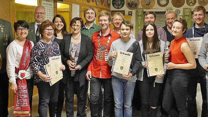 Die siegreichen Teams und besten Einzelschützen des Pressecker Vereinsvergleichsschießens zusammen mit dem neuen Marktkönig Stefan Villa (Mitte), Schützenmeister Frank Wunner (hinten links) und Schützenkommissar Stefan Sigmund (hinten, Zweiter von links). Foto: Klaus-Peter Wulf