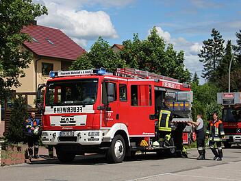 Die Feuerwehr rückte in die St.-Georg-Straße aus. Fotos: Christian Bauriedel