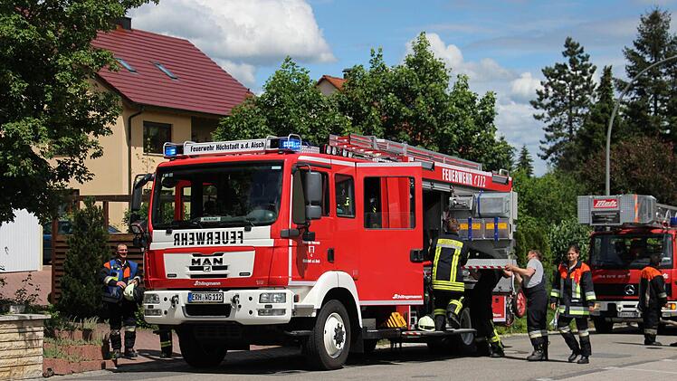 Die Feuerwehr rückte in die St.-Georg-Straße aus. Fotos: Christian Bauriedel