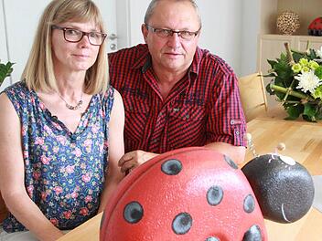 Doris Biedermann-Ott und ihr Ehemann Hilmar Ott bieten Menschen mit psychischen Erkrankungen seit Jahren Hilfe und Unterstützung. Es wird gemalt, gekocht und gewerkelt. Figuren wie der Marienkäfer aus Stein bieten sie auf Weihnachtsmärkten und Sommerfesten an. Foto: Carmen Schmitt