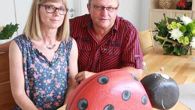 Doris Biedermann-Ott und ihr Ehemann Hilmar Ott bieten Menschen mit psychischen Erkrankungen seit Jahren Hilfe und Unterstützung. Es wird gemalt, gekocht und gewerkelt. Figuren wie der Marienkäfer aus Stein bieten sie auf Weihnachtsmärkten und Sommerfesten an. Foto: Carmen Schmitt