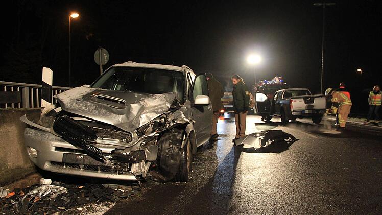 Auf glatter Straße ist ein Wagen in Bamberg ins Schleudern geraten und in den Gegenverkehr geprallt. Foto: NEWS5 / Merzbach