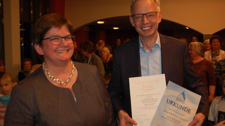 Überraschung gelungen: Mehr als hundert kleine und große Mitglieder der von Peter Stenglein geleiteten Chöre gratulierten dem Stadtkantor zum Doppeljubiläum. Foto: Oliver Schmidt