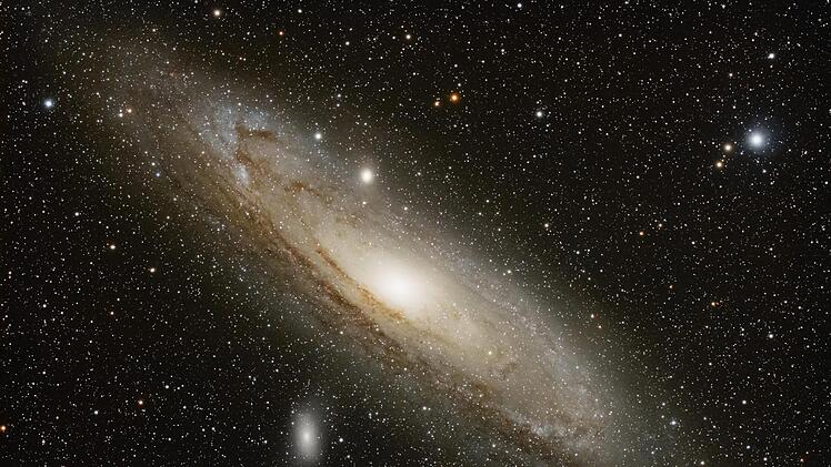 Die Spiralgalaxie M31, die so genannte Andromeda-Galaxie, ist ungefähr 2,5 Millionen Lichtjahre von unserem Sonnensystem entfernt. Entstanden ist dieses Bild im September auf der "Weininsel" neben der Panoramaplattform bei Nordheim.  Foto: Florian Bleymann