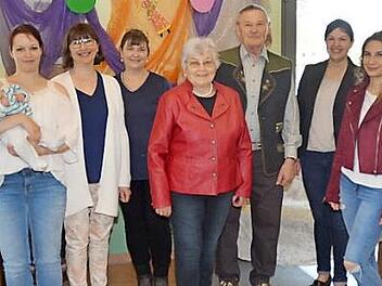 Gratulation zum 85. Geburtstag von Helmut Rauch (Dritter von rechts) im Familienkreis mit Ehefrau Berta (Vierte von rechts) und Zweiter Bürgermeisterin Angela Hofmann (Zweite von rechts) Foto: Karl-Heinz Hofmann