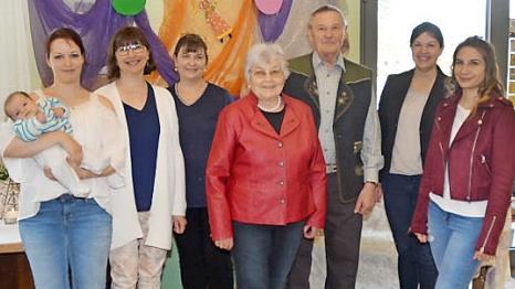 Gratulation zum 85. Geburtstag von Helmut Rauch (Dritter von rechts) im Familienkreis mit Ehefrau Berta (Vierte von rechts) und Zweiter Bürgermeisterin Angela Hofmann (Zweite von rechts) Foto: Karl-Heinz Hofmann