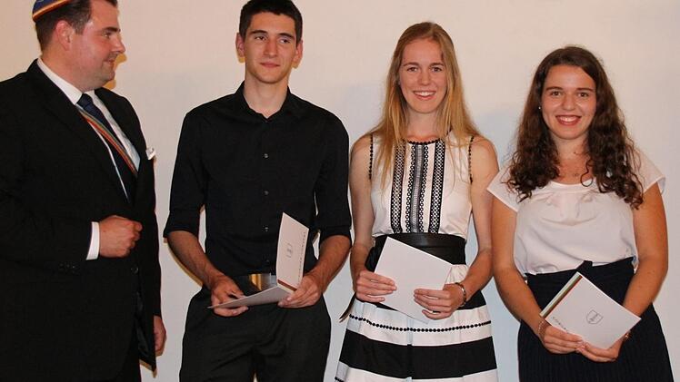 Christan Fumfél, CC-Amtsleiter für Bildung, übergab die Stipendien an Simon Letzer, Leonie-Sophie Koch und Lena Melanie Würstlein. Foto: Simone Bastian