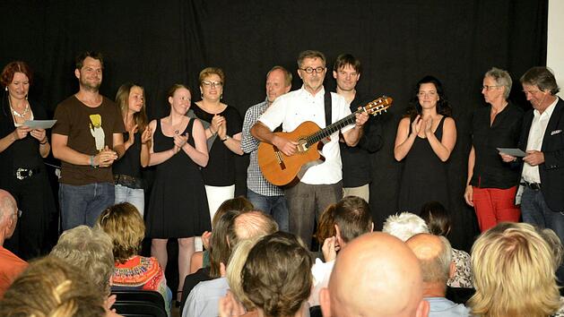 Es ist wieder soweit: Am Samstag, 17. August, findet die Absolvenmtenshow der Kabarettakademie statt. Unser Foto zeigt die Teilnehmer beim Finale der Abschlussauff&uuml;hrung 2018.  Foto: Michael Ihringer