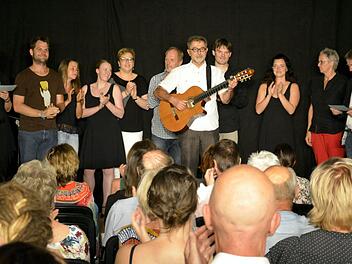 Es ist wieder soweit: Am Samstag, 17. August, findet die Absolvenmtenshow der Kabarettakademie statt. Unser Foto zeigt die Teilnehmer beim Finale der Abschlussauff&uuml;hrung 2018.  Foto: Michael Ihringer