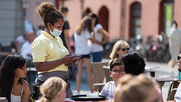 Von der um sich greifenden Arbeitslosigkeit sind besonders junge Menschen, Frauen, sowie Beschäftigte in den Dienstleistungsbereichen, wie der Gastronomie oder der Kultur, betroffen. Foto: Patty Varasano