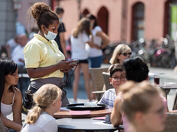 Von der um sich greifenden Arbeitslosigkeit sind besonders junge Menschen, Frauen, sowie Beschäftigte in den Dienstleistungsbereichen, wie der Gastronomie oder der Kultur, betroffen. Foto: Patty Varasano