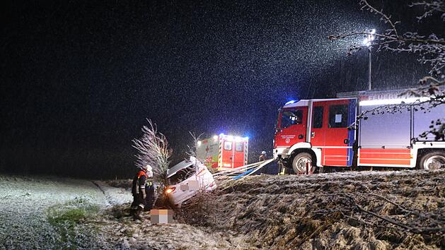 Auf schneebedeckter Stra&szlig;e von Fahrbahn abgekommen