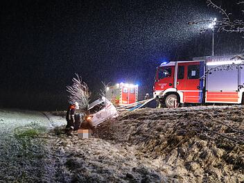 Auf schneebedeckter Straße von Fahrbahn abgekommen