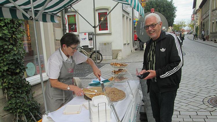 Zwiebelplootz ist eine beliebte  fränkische Spezialität, zu der am besten ein heimischer Weins passt.