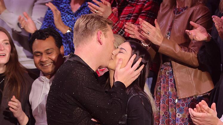 Auch das eine B&uuml;hne beide: Jens "Knossi" Knossalla k&uuml;sst seine Partnerin Lia Mitrou in einer Sendung der 16. Staffel von "Let's Dance".