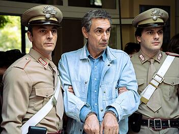 Die italienische Serie "Portobello - Unschuldig verurteilt" erz&auml;hlt eine unglaubliche, aber wahre Geschichte aus den 80-ern: Der bekannte italienische TV-Moderator Enzo Tortora (Fabrizio Gifuni) wird in Handschellen von zwei Polizisten abgef&uuml;hrt. Er soll mit der Mafia kooperieren. Doch woher kommen die Anschuldigungen - und was steckt dahinter?