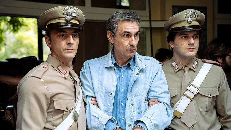 Die italienische Serie "Portobello - Unschuldig verurteilt" erz&auml;hlt eine unglaubliche, aber wahre Geschichte aus den 80-ern: Der bekannte italienische TV-Moderator Enzo Tortora (Fabrizio Gifuni) wird in Handschellen von zwei Polizisten abgef&uuml;hrt. Er soll mit der Mafia kooperieren. Doch woher kommen die Anschuldigungen - und was steckt dahinter?