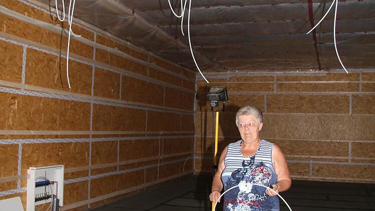 Inge Winkler, Vorsitzende der Schützen Untersteinach, ist froh, dass der Bau so große Fortschritte macht: In jedem Fall soll der Jahresabschluss schon im neuen Schützenheim gefeiert werden - auch wenn noch nicht alles fertig ist.