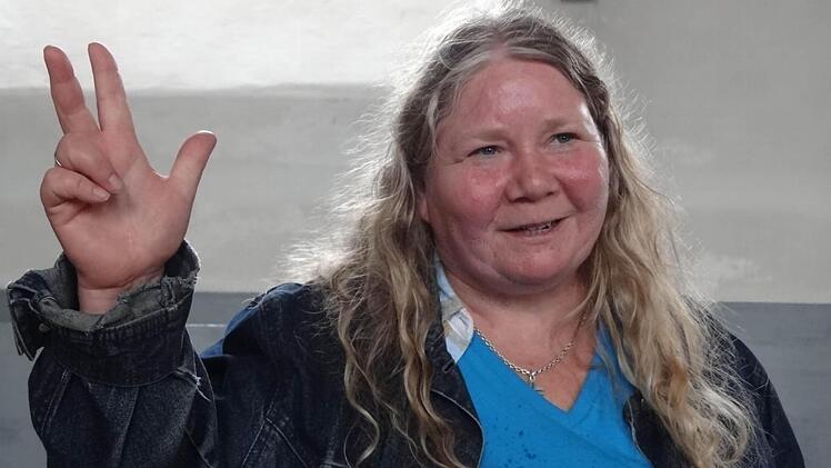 "Gott" bedeuten diese drei ausgestreckten Finger in der Gebärdensprache. Carmen Ehrlichmann ist Pfarrerin und Gehörlosenseelsorgerin in Arnstadt.  Foto: Johanna Eckert