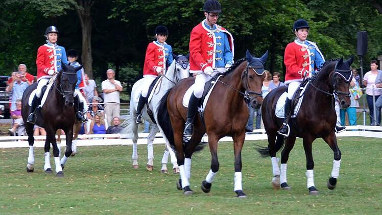 Der Reiterverein bei der Quadrille im Luitpoldpark.  Foto: Peter Rauch