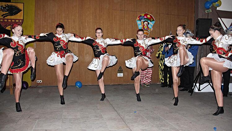 Einen flotten Gardetanz legten die Mädels der Showtanzgruppe Ebern- Heubach aufs Parkett. Foto: Helmut Will