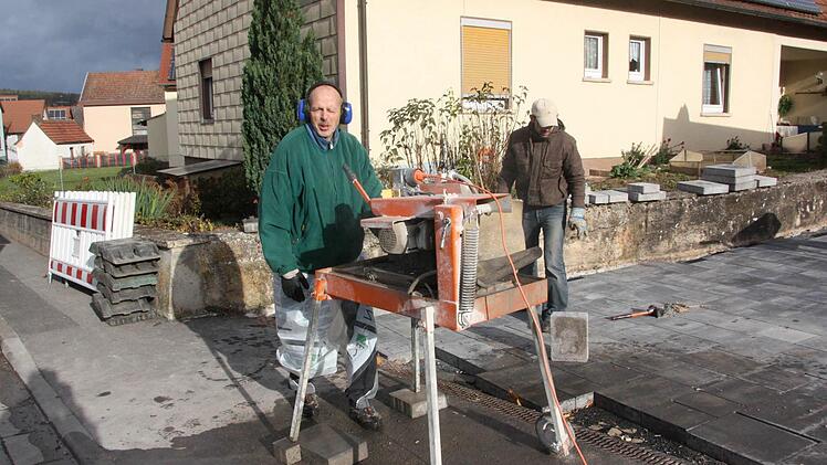Die Stadt als Bauherr und Baulastträger, Vereinsmitglieder und Ortsbürger helfen aktiv mit.  Foto: Nöth