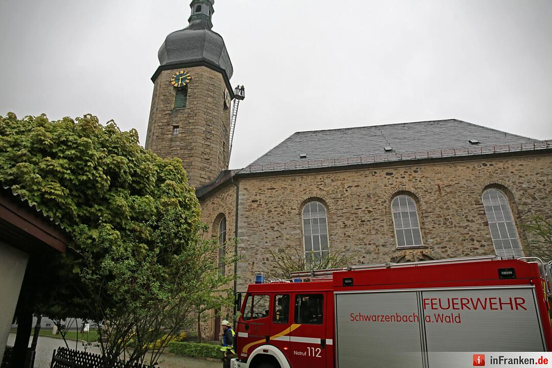 Blitz schlägt in Kirchturm ein und löst Feuerwehreinsatz aus