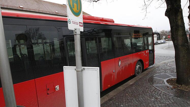 Die Stadtbusse fahren ab 2018 bis 21 Uhr, die Landkreis-Busse bis 20.30 Uhr.  Foto: Josef Hofbauer