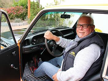 Manfred George in seinem BMW 2002 tii: "Das Lenkrad muss ich aber noch erneuern", sagt er, denn momentan besitzt der Wagen nur ein provisorisches Volant.Matthias Einwag