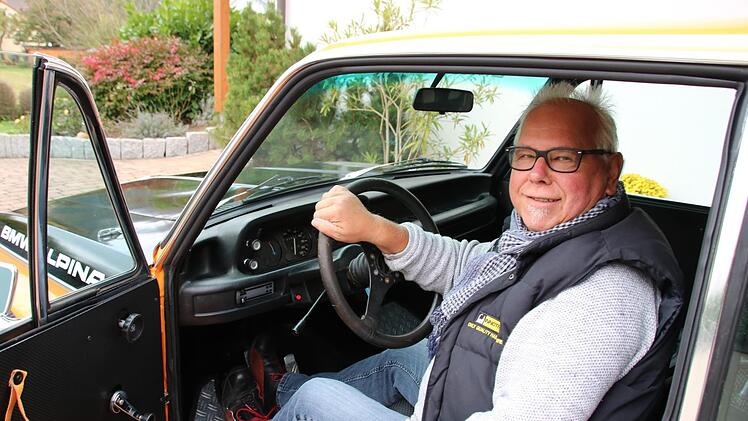 Manfred George in seinem BMW 2002 tii: "Das Lenkrad muss ich aber noch erneuern", sagt er, denn momentan besitzt der Wagen nur ein provisorisches Volant.Matthias Einwag