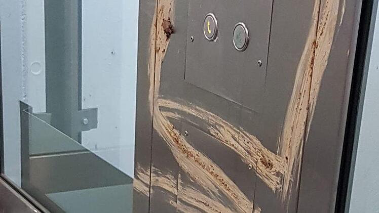 Unappetitlich: Unbekannte haben Hundekot am Aufzug am Bahnhof in Zapfendorf geschmiert. Foto: Deutsche Bahn AG