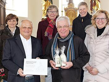 Margit Kunstmann (von links), Geschäftsführer Albert Klein, Kirchenpflegerin Maria Bauer, Pfarrer Gerhard Möckel, Heimatpflegerin Andrea Göldner und Bettina Kuhn bei der Spendenübergabe Foto: Roland Diet
