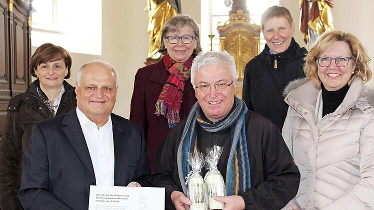 Margit Kunstmann (von links), Geschäftsführer Albert Klein, Kirchenpflegerin Maria Bauer, Pfarrer Gerhard Möckel, Heimatpflegerin Andrea Göldner und Bettina Kuhn bei der Spendenübergabe Foto: Roland Diet