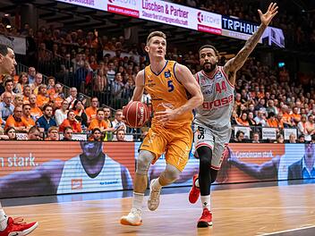 Vechtas Aufbauspieler T. J. Bray (links) ist an Bryce Taylor vorbeigezogen und setzt unbedrängt zum Korbleger an. Foto: Christian Becker