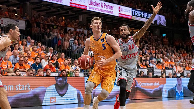 Vechtas Aufbauspieler T. J. Bray (links) ist an Bryce Taylor vorbeigezogen und setzt unbedrängt zum Korbleger an. Foto: Christian Becker