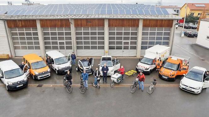 Die Elektroflotte nebst E-Bikes, es fehlt der Hybrid-Dienst-BMW des Bürgermeisters  Foto: Christina Stöcker